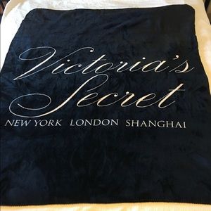 Victoria’s Secret Plush Sherpa Throw Blanket